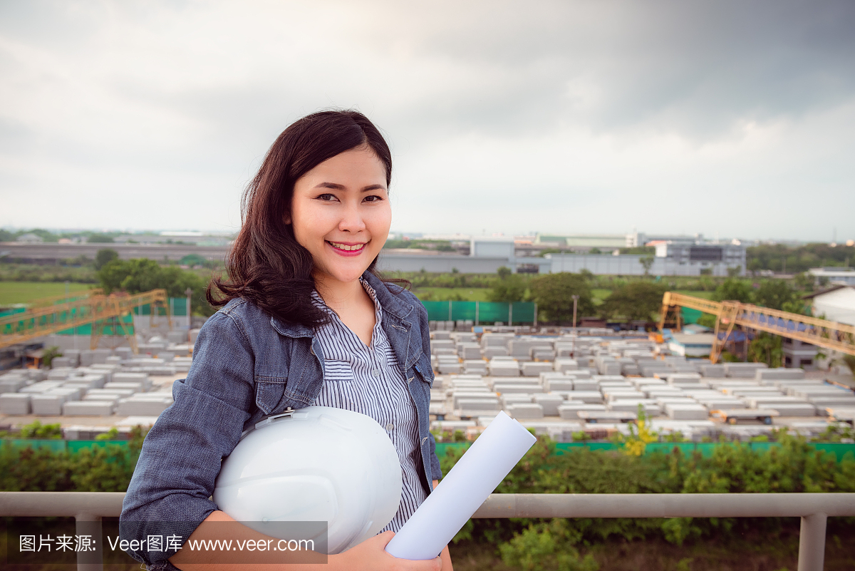 女工程師的肖像正在工廠里拿著檢查預制混凝土產品的文件